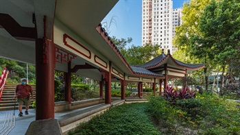 The crimson red colonnades serve as a sheltered pathway that connects the park. Visitors can also sit on the edge to enjoy the surrounding scenery in the shade.